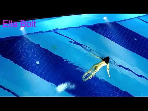 ❤️ Saya tidak bisa berhenti menonton, pirang muda tertangkap basah berenang di kolam resor ELLA BOLT ☑ Video seks di id.verhentai.ru
